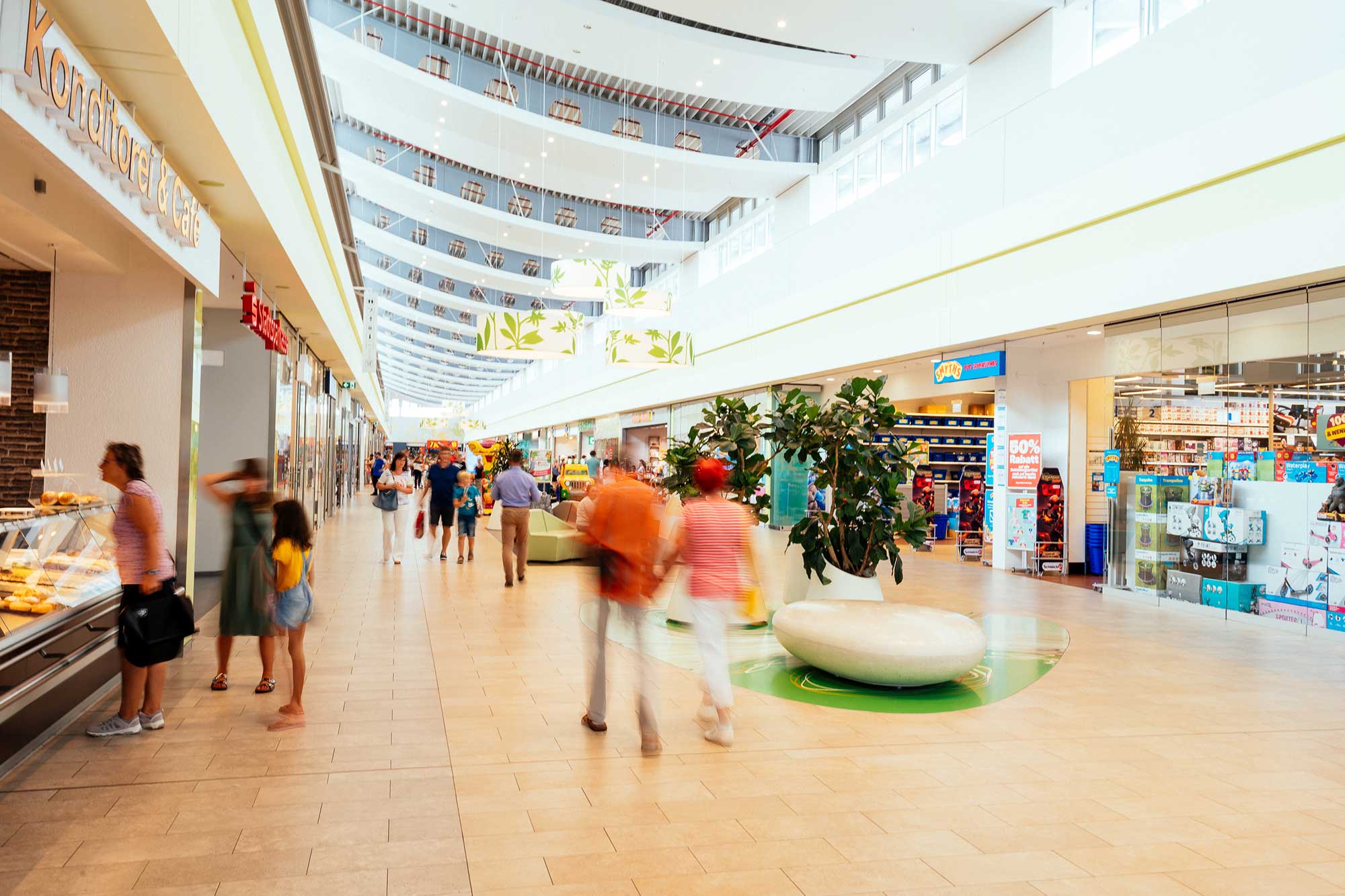 Mall im FLORAPARK mit Besucherinnen und Besuchern